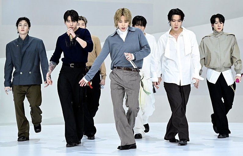 Jung Kook 佩戴Big Bang Unico 魔力黑計時碼錶登《吉米A咖秀》 (2)